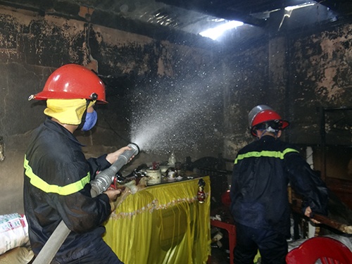 Hang xom be tre 2 tuoi thoat khoi dam chay luc giua trua hinh anh