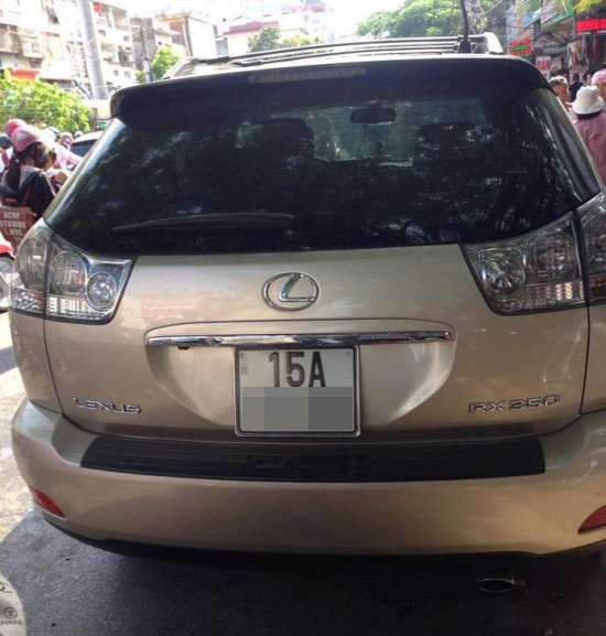 Doi nam nu trong xe Lexus bi tat axit giua pho hinh anh