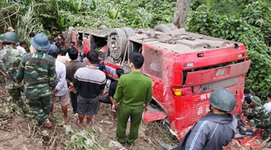 Phut thai phu 8 thang cung xe khach lao xuong vuc hinh anh