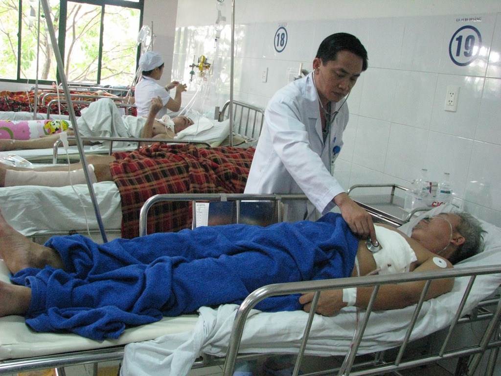 Cuu thanh cong hai nguoi bi thung tim hinh anh