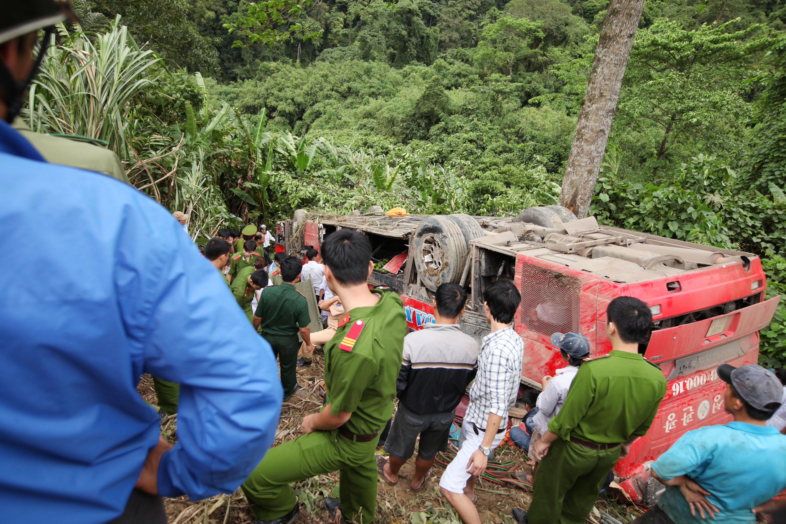 Xe giuong nam lao xuong vuc, 6 nguoi thuong vong hinh anh