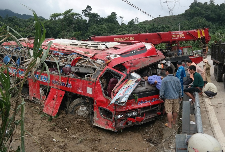 Keo xe giuong nam 2 tang bep rum len khoi vuc sau hinh anh