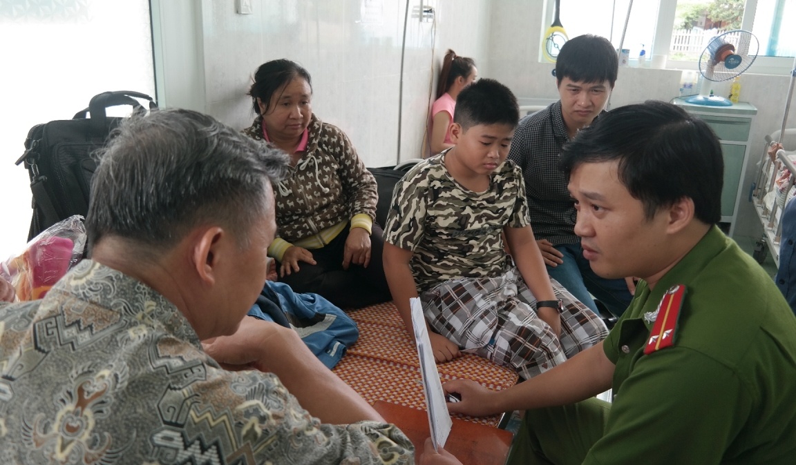 Đại diện cơ quan công an làm việc với chị Huệ, vợ nạn nhân tử vong. Ảnh: Đoàn Nguyên.