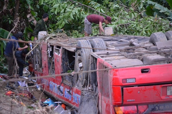 Me om chat 2 con khi xe khach lao xuong deo Lo Xo hinh anh