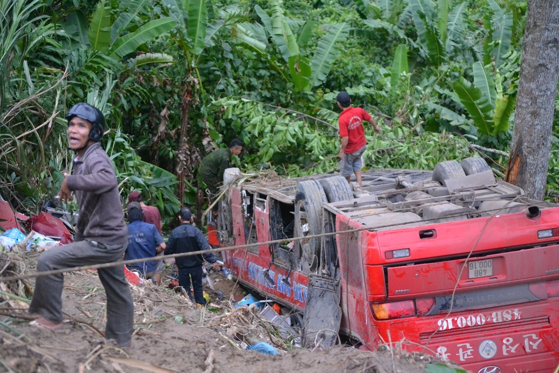 Hon 200 nguoi cuu ho xe giuong nam lao xuong vuc sau 100 m hinh anh