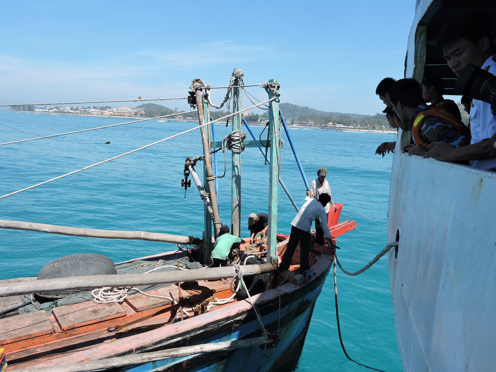 Tau hai quan lai dat tau ca gap nan va 12 ngu dan ve Ly Son hinh anh