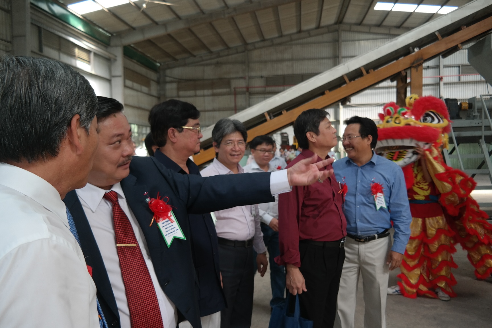 Các đại biểu tham quan dây chuyền xử lý rác thải tại nhà máy. Ảnh: Đoàn Nguyên.