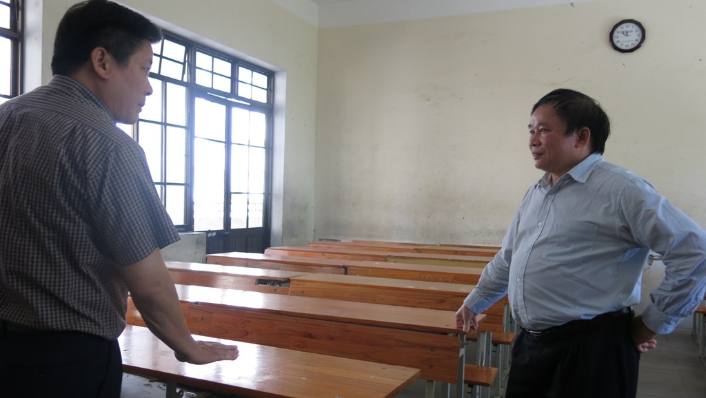 Ông Bùi Văn Ga (bên phải) kiểm tra công tác chuẩn bị kỳ thi THPT quốc gia tại Đà Nẵng. Ảnh: Đoàn Nguyên.