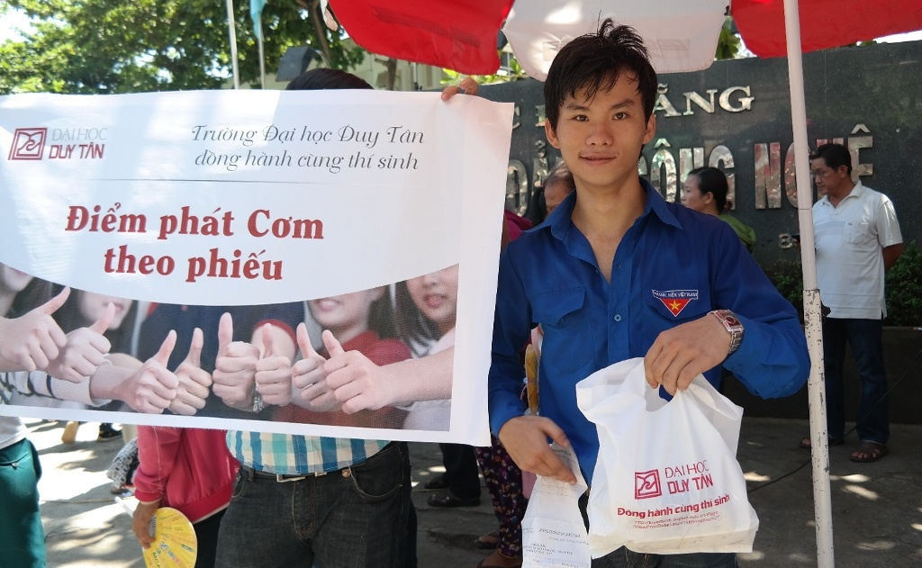 Một điểm phát cơm miễn phí cho các thí sinh do Đoàn Thanh niên, trường ĐH Duy Tân thực hiện.