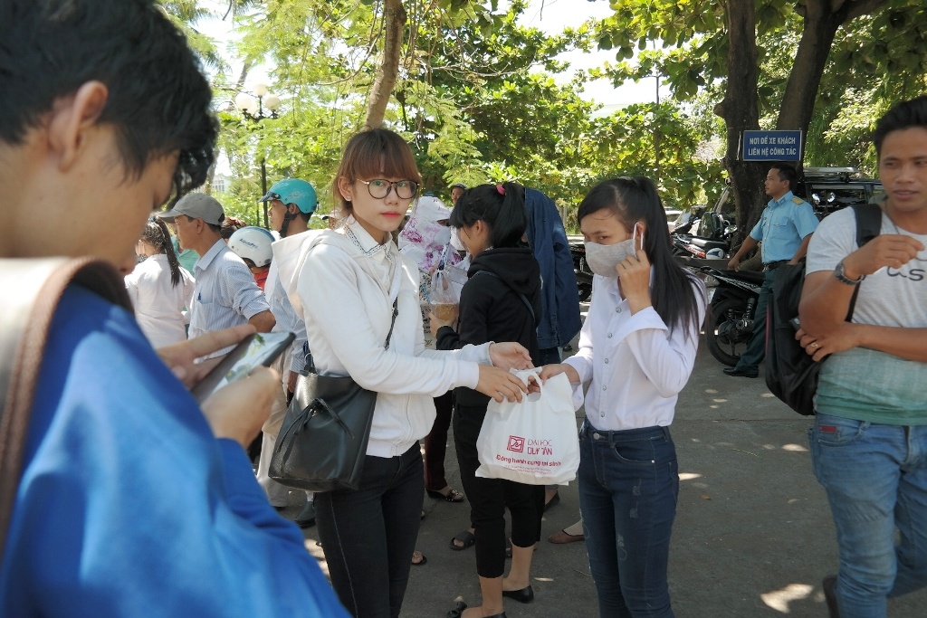 Những suất cơn được các tình nguyện viên phát miễn phí cho các thí sinh nghèo. Ảnh: Đoàn Nguyên.