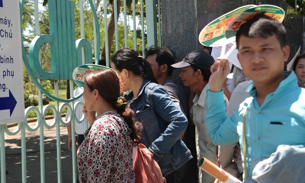 Ban lon, luom ve chai lay tien dua con di thi dai hoc hinh anh