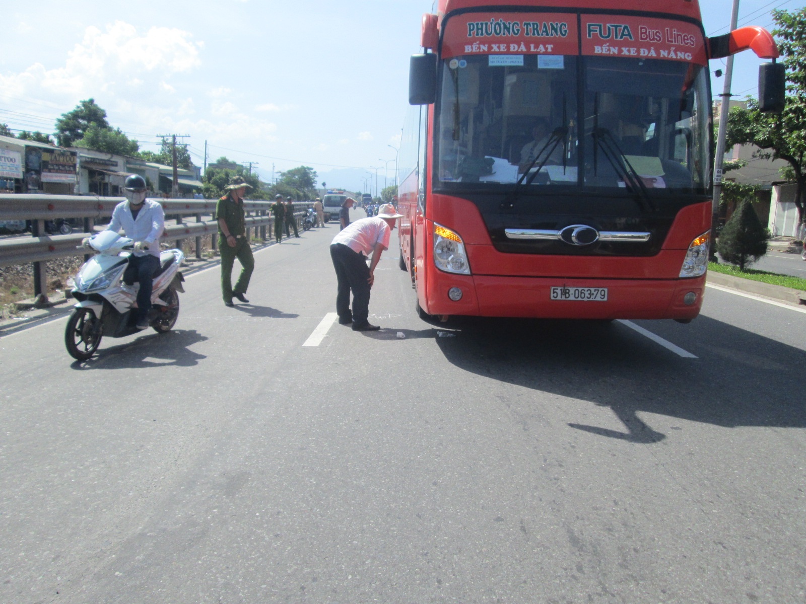 Vua tot nghiep dai hoc, bi xe tong tu vong hinh anh