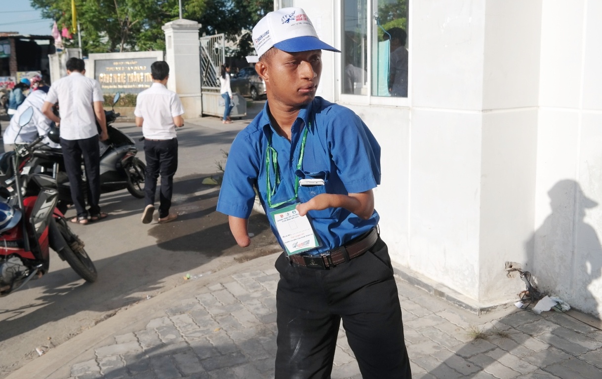 Chang sinh vien khuyet tay, chan tiep suc mua thi hinh anh