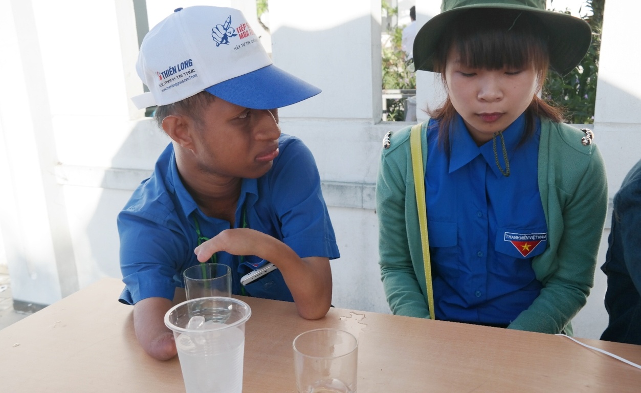 Theo đánh giá của các tình nguyện viên khác, ở giảng đường Nay Droeng là một sinh viên ưu tú. Còn ở ngoài xã hội, cậu sinh viên khuyết tật quê Gia Lai luôn quan tâm, giúp đỡ người khác.