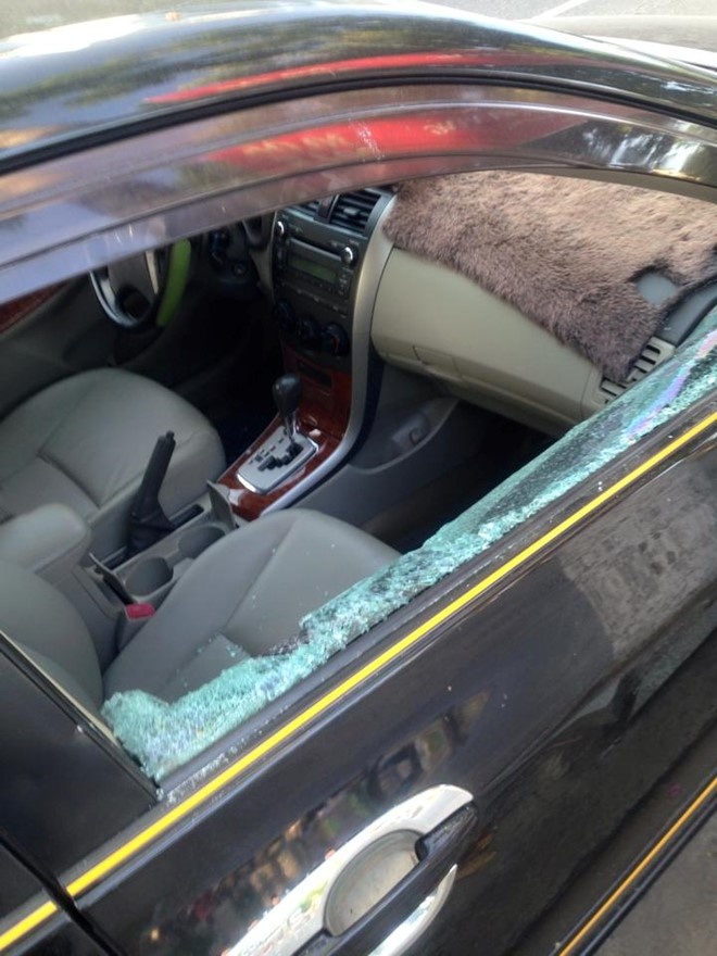 Một trong số 3 chiếc ô tô bị kẻ gan đập hỏng. Ảnh: Huỳnh Công Nguyên.