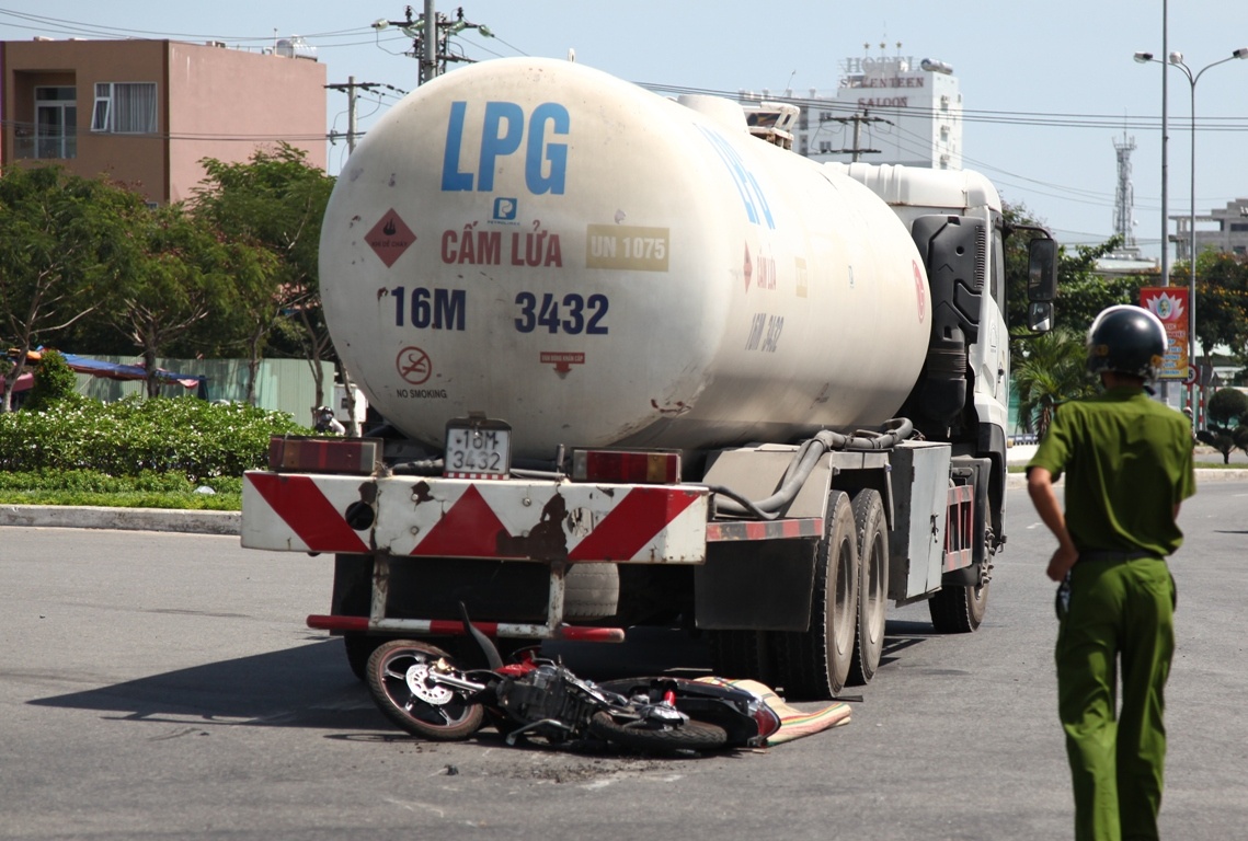 Co gai bi xe bon can ngang nguoi tu vong hinh anh