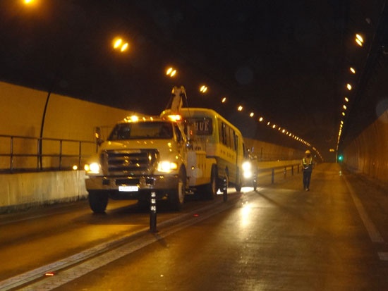 Chay xe tai trong ham duong bo Hai Van hinh anh