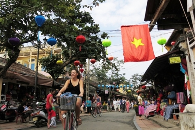 Hoi An mien ve tham quan pho co ngay 9/7 hinh anh