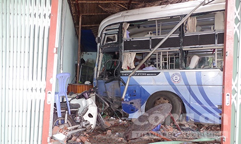 Xe giuong nam ui bay 4 nha dan hinh anh