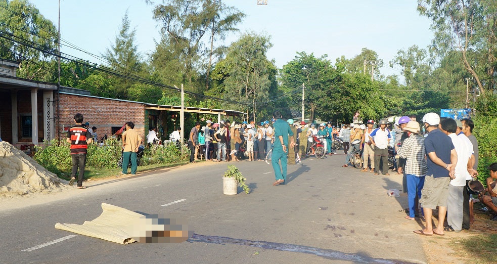 Thi the thanh nien dinh nhieu mau nam giua duong hinh anh