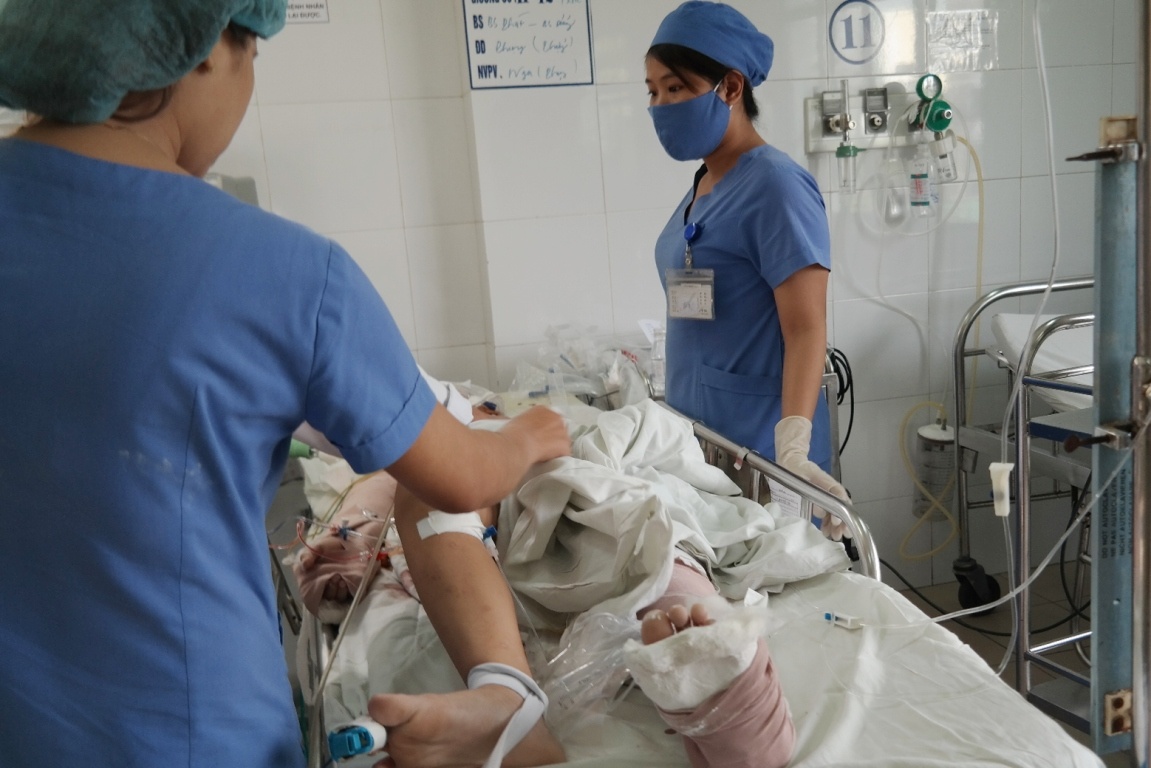 Bệnh nhi Minh vẫn đang trong tình trạng hôn mê sâu. Ảnh: Đoàn Nguyên.