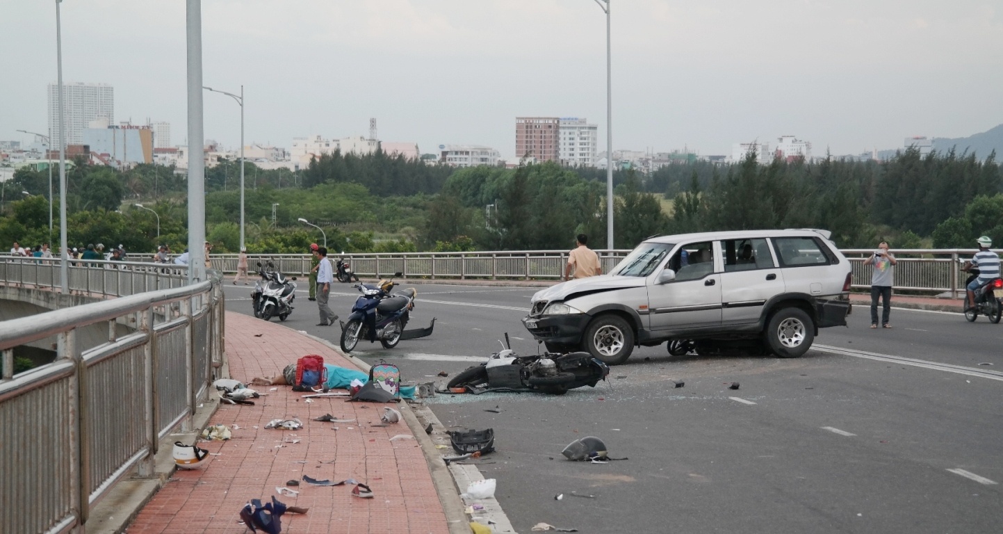 Be trai vu tai nan cau Thuan Phuoc gay ca tay chan hinh anh