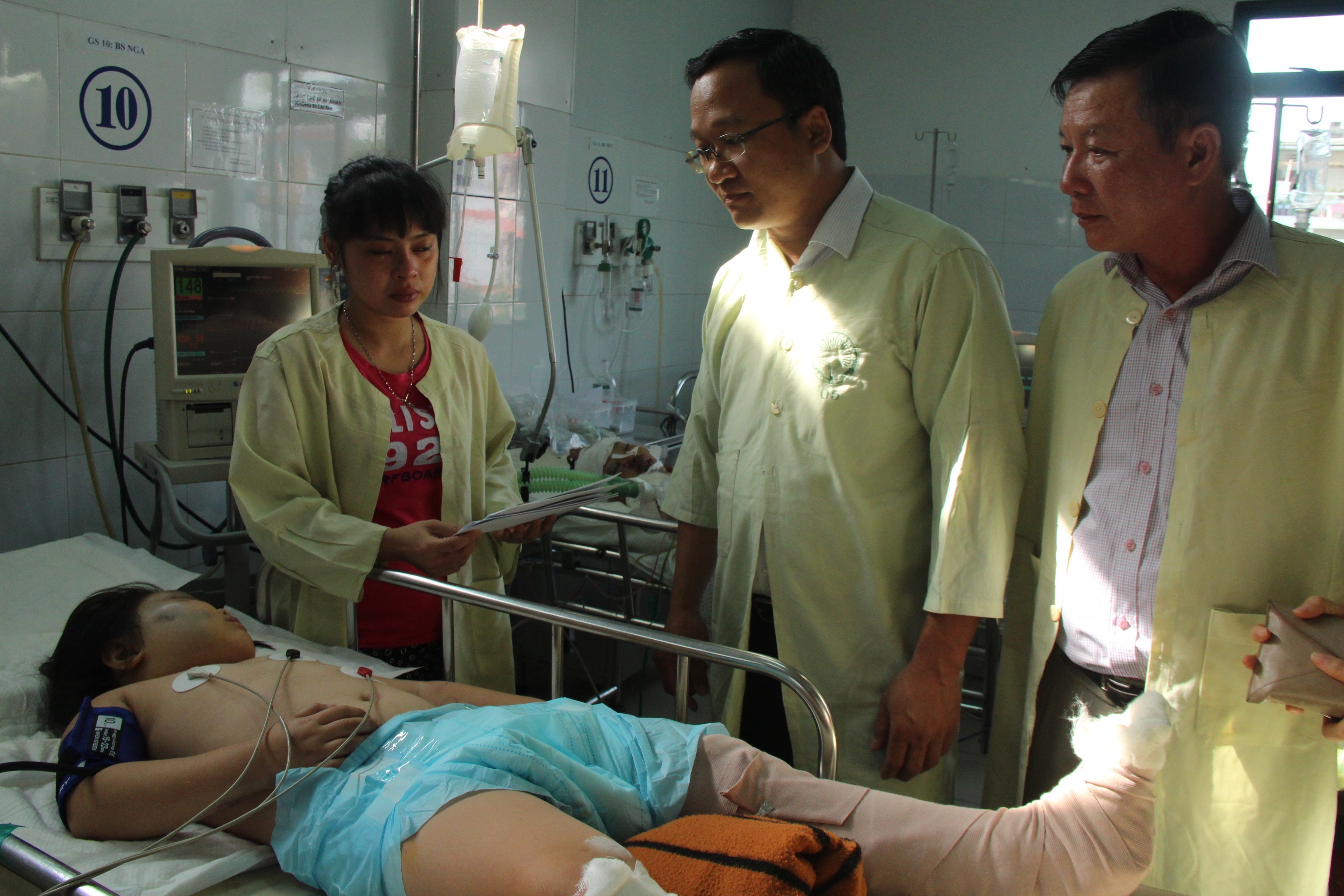 Hai be bi oto hat khoi cau Thuan Phuoc qua con nguy kich hinh anh