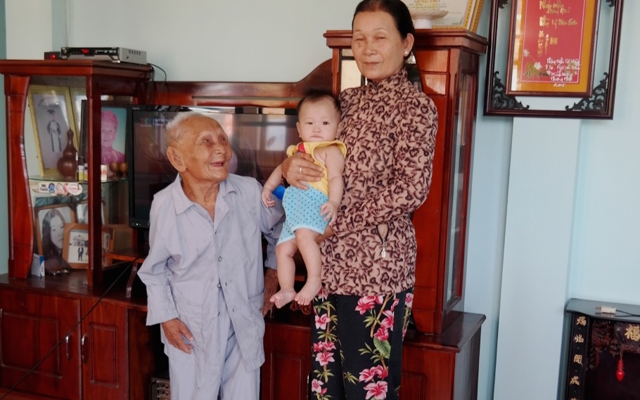 Cu ong 100 tuoi, cao 1,1 m hinh anh