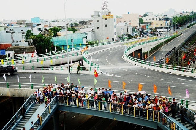 Thanh nien nhay cau vuot 3 tang Da Nang tu tu hinh anh