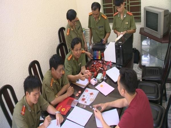 Pha 'xuong in' bang dai hoc, giay to gia lon tai Hai Phong hinh anh