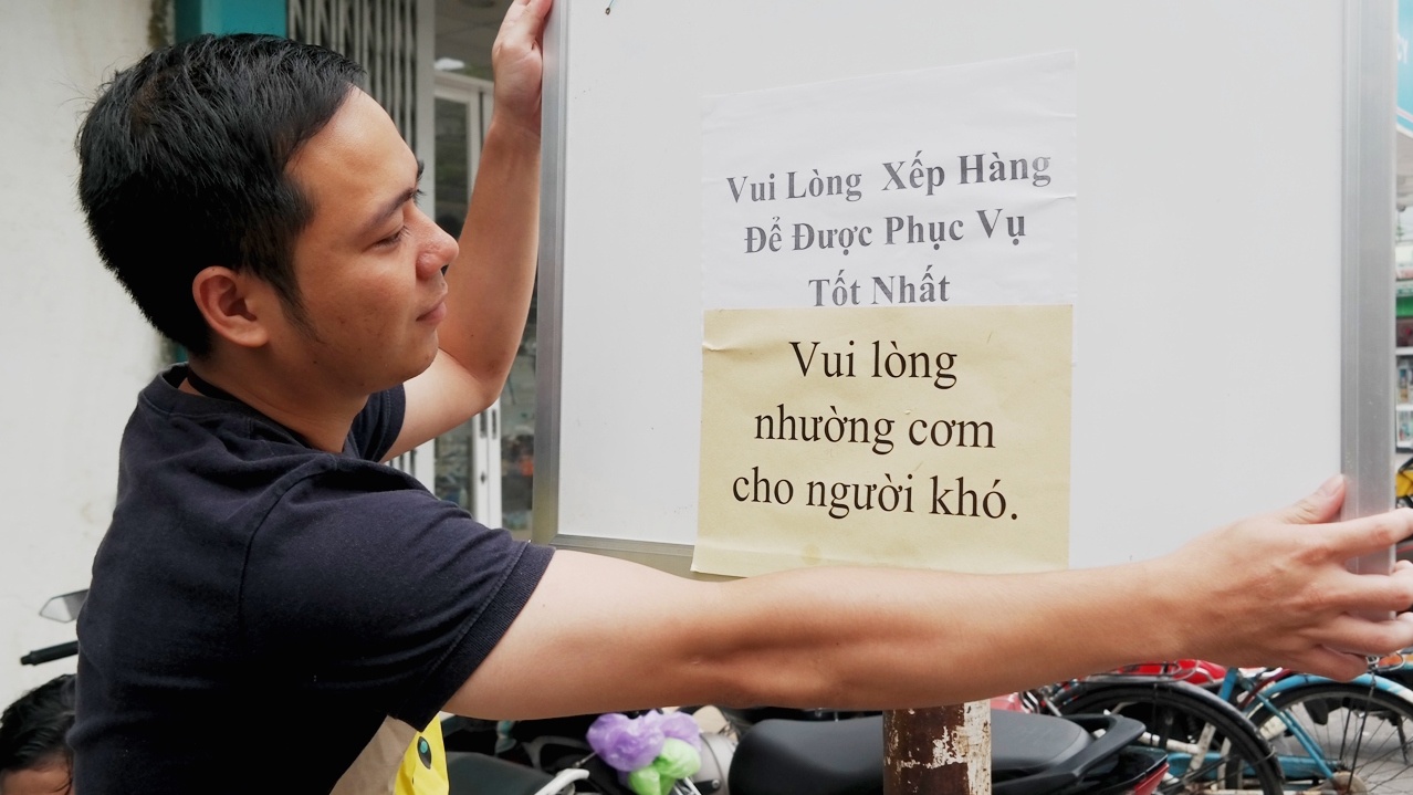 Quan com 2.000 dong cho nguoi nhat ve chai, ban ve so hinh anh