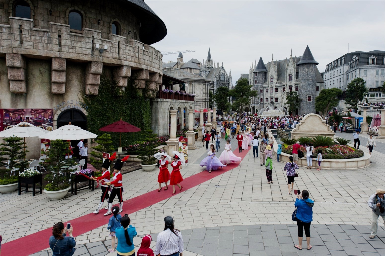 Khu du lịch Bà Nà là điểm đến hấp dẫn với du khách trong và ngoài nước. Ảnh: Đ. Nguyên.