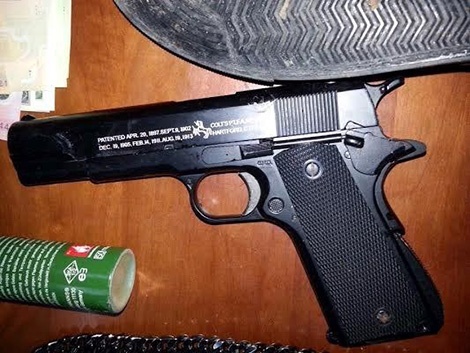 Bat thanh nien dung sung doi no va cuop hinh anh