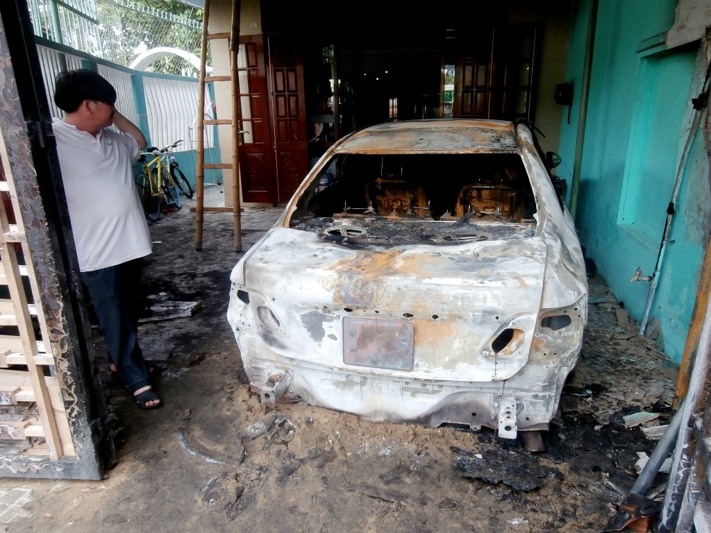 Xe hop hon 1 ty dong chay rui vao giua dem hinh anh