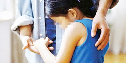 Mang ca sang bieu, be gai 10 tuoi bi ong lao lam hai? hinh anh