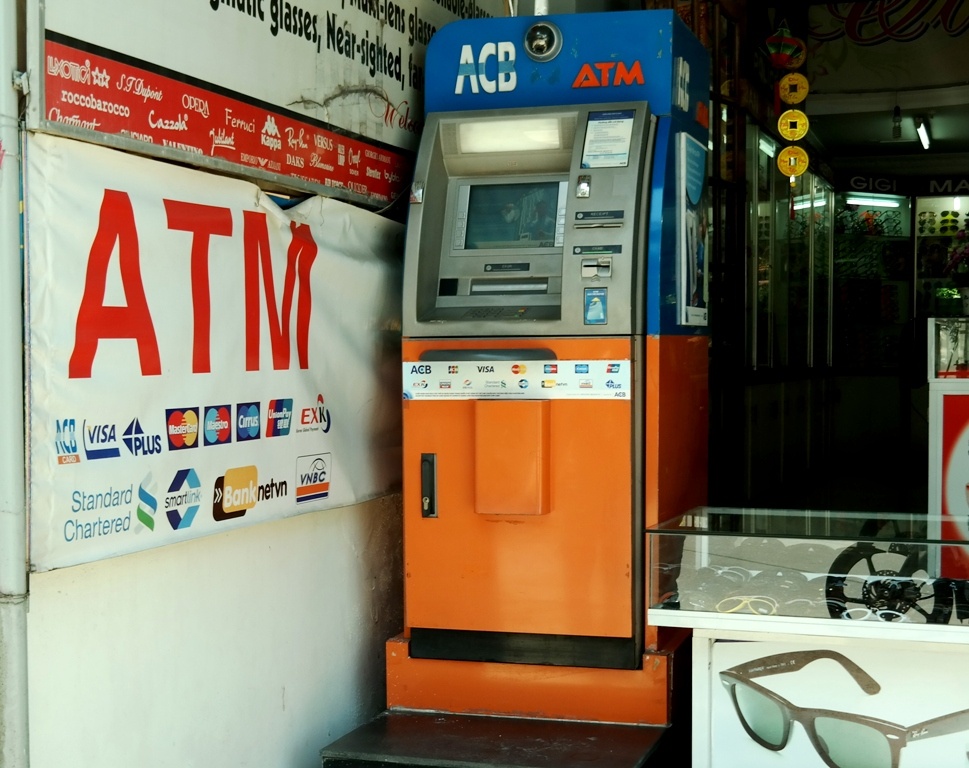 Bon nguoi nuoc ngoai gan camera len tru ATM de trom tien hinh anh