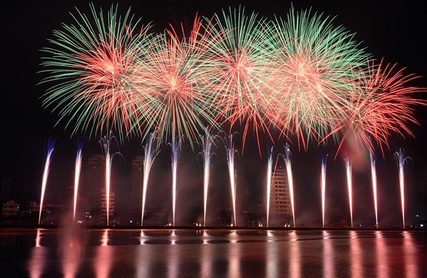 Da Nang ban phao hoa tren sa lan giua song Han dip 2/9 hinh anh