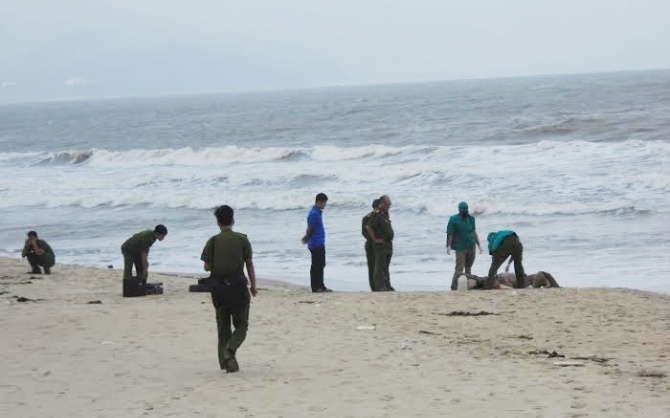 Thi the thanh nien dang phan huy tren bien hinh anh