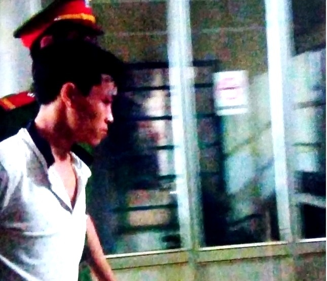 Công an đưa Bảo về trụ sở để thẩm vấn ngay trong đêm 7/8. Ảnh: Báo Lao động.