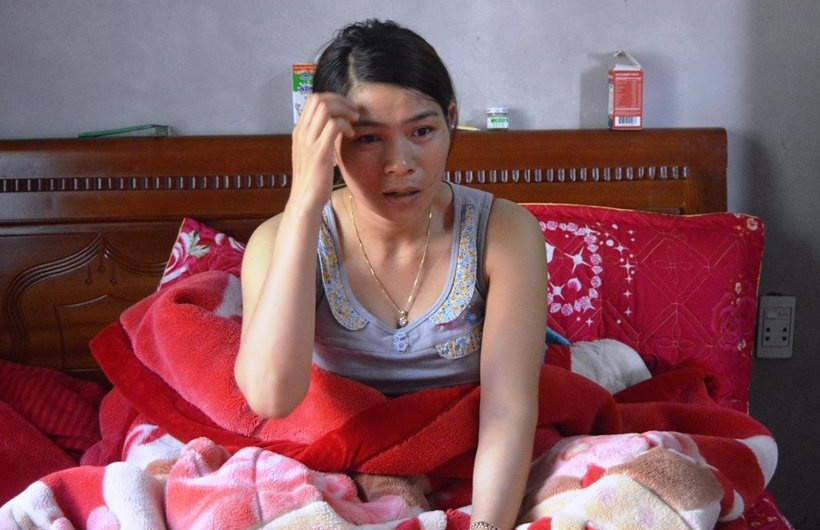 Om be gai 3 tuoi vao nha ve sinh thoat khoi ten sat nhan hinh anh