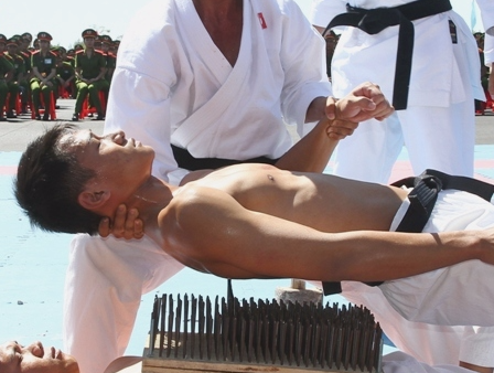 Hoc vien canh sat nam tren ban chong nhon hinh anh