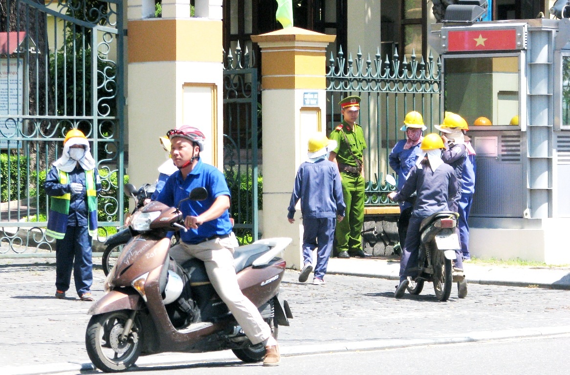 Cong nhan den Thanh uy Da Nang keu cuu hinh anh