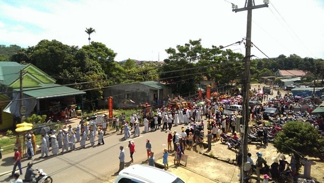 Dua tien 2 nan nhan vu tham sat o Quang Tri ve noi an nghi hinh anh