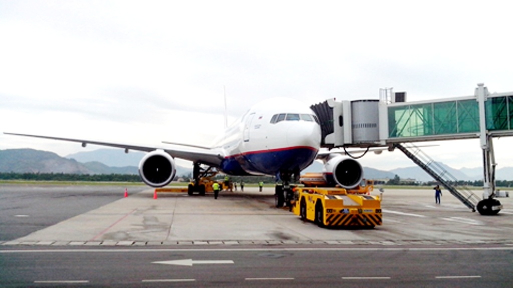 May bay bi xe tai dam rach canh o san bay Da Nang hinh anh