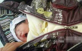 Be trai so sinh nam trong tui xach truoc cua chua hinh anh