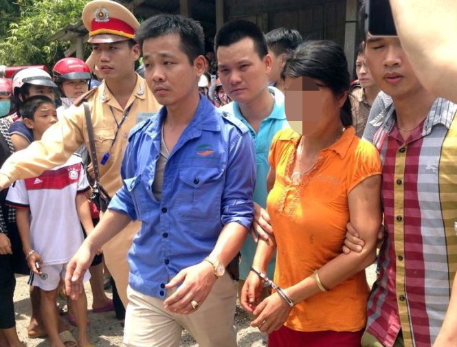 Nguyễn Thị Hán được dẫn giải lên xe để đưa về trụ sở công an tỉnh Yên Bái.