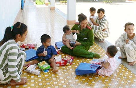 Nhung dua tre trong trai giam hinh anh