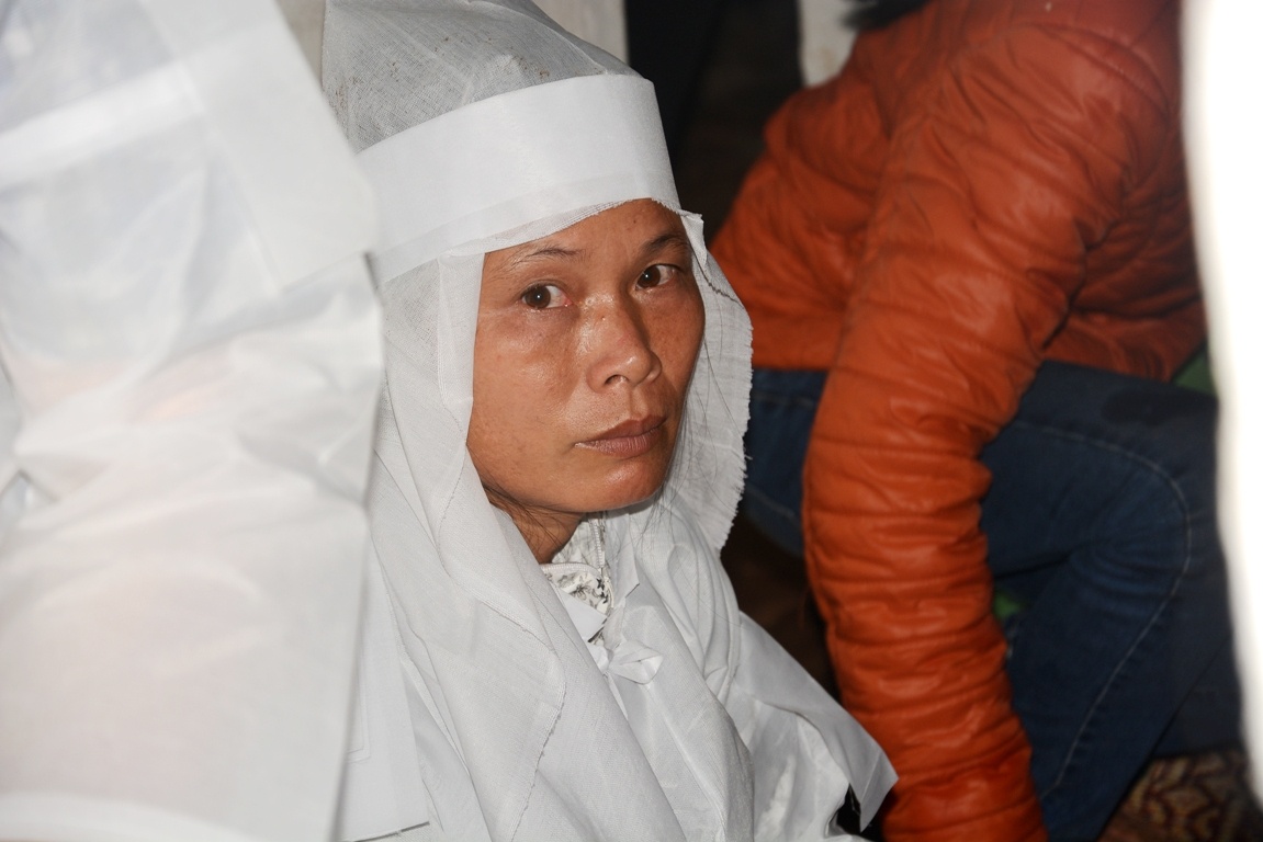 Nguoi than khoc ngat ben quan tai vu chem 4 nguoi o Gia Lai hinh anh