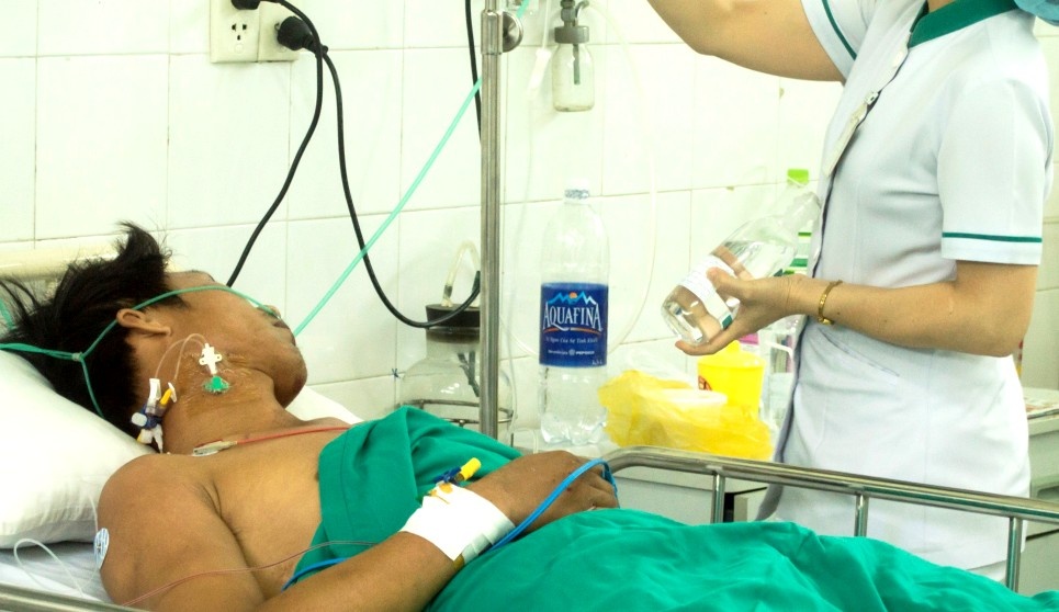 Tho son roi tu tang 3 xuong dat, gay xuong suon hinh anh