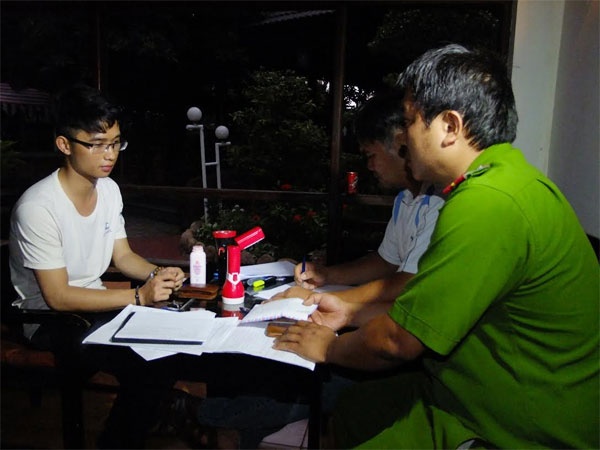Gia danh nha bao vu khong, voi tien CSGT hinh anh